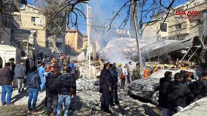 Personas inspeccionan los daños en el lugar de un ataque israelí, según fuentes, en el barrio de Mazzeh de Damasco, Siria (SANA/Handout via REUTERS)