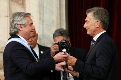 Mauricio Macri y Alberto Fernández, durante la ceremonia de traspaso de mando (REUTERS)