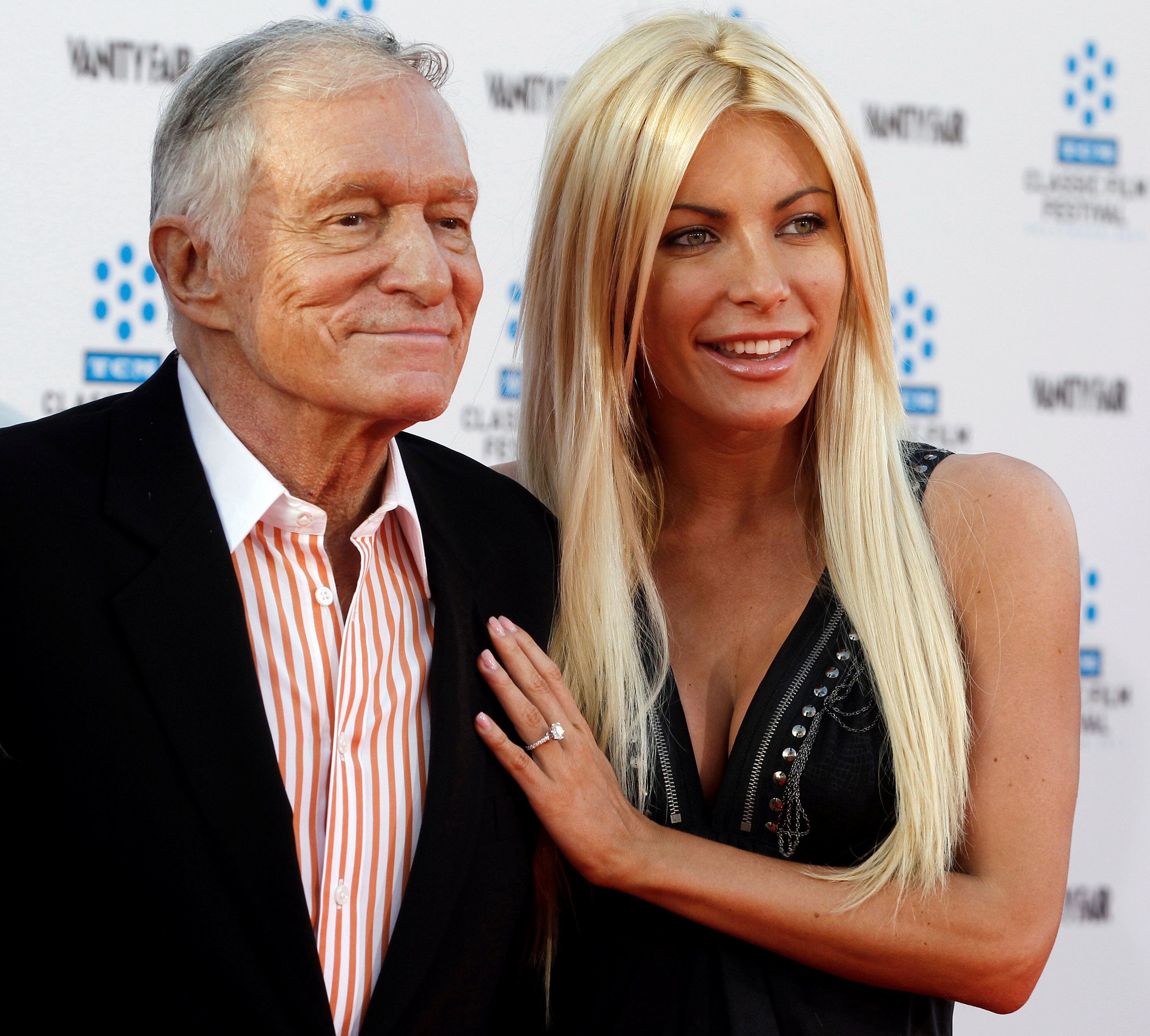 Hugh Hefner y su tercera esposa, la conejita Crystal Harris,. Cuando el magnate murió ella aseguró que él había tomado tanto Viagra que se había quedado sordo (REUTERS)