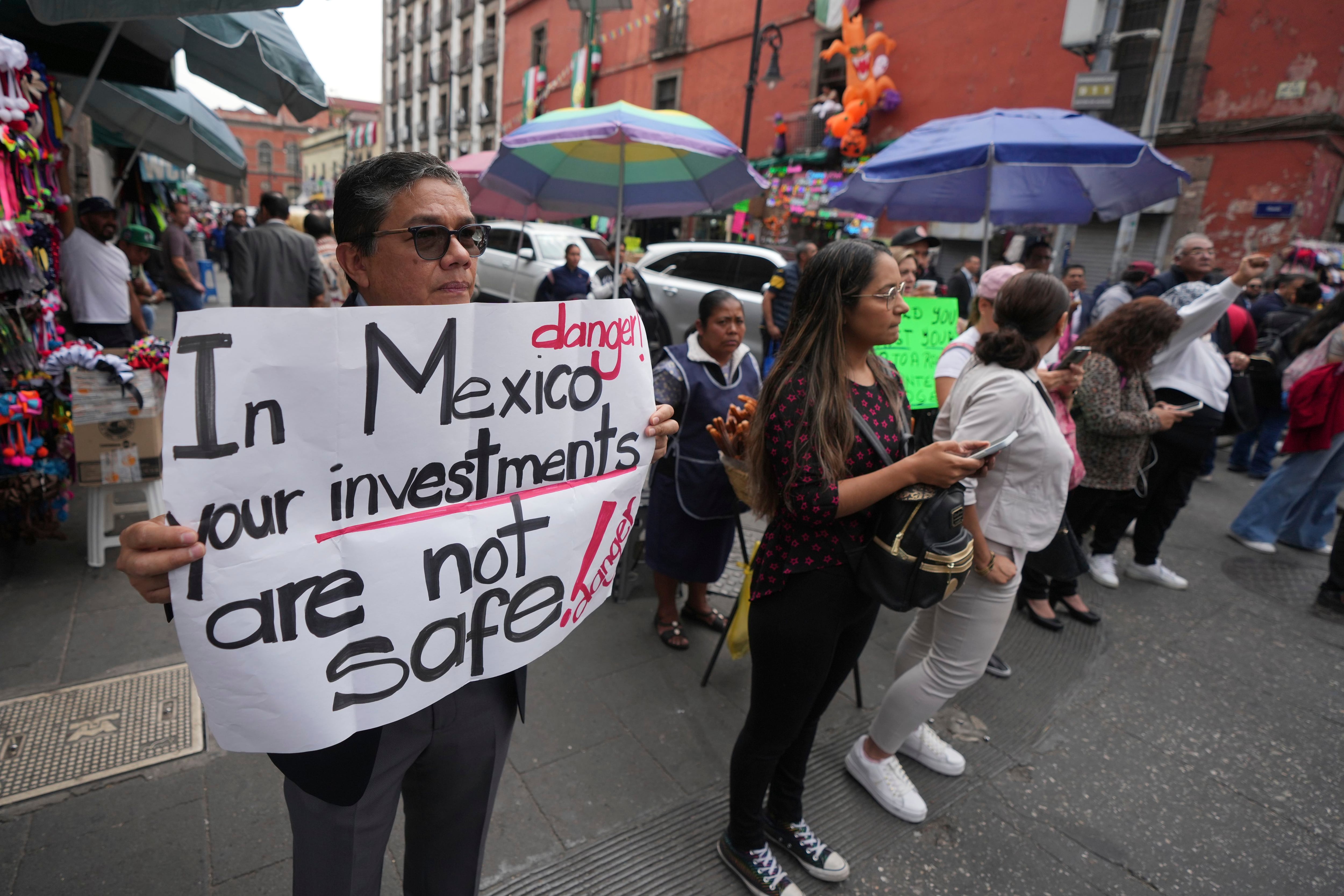 Trabajadores del poder judicial protestan contra una reforma constitucional que obliga a todos los jueces a presentarse como candidatos a elecciones, afuera del Palacio Nacional en la Ciudad de México, el martes 15 de octubre de 2024. (AP Foto/Fernando Llano)