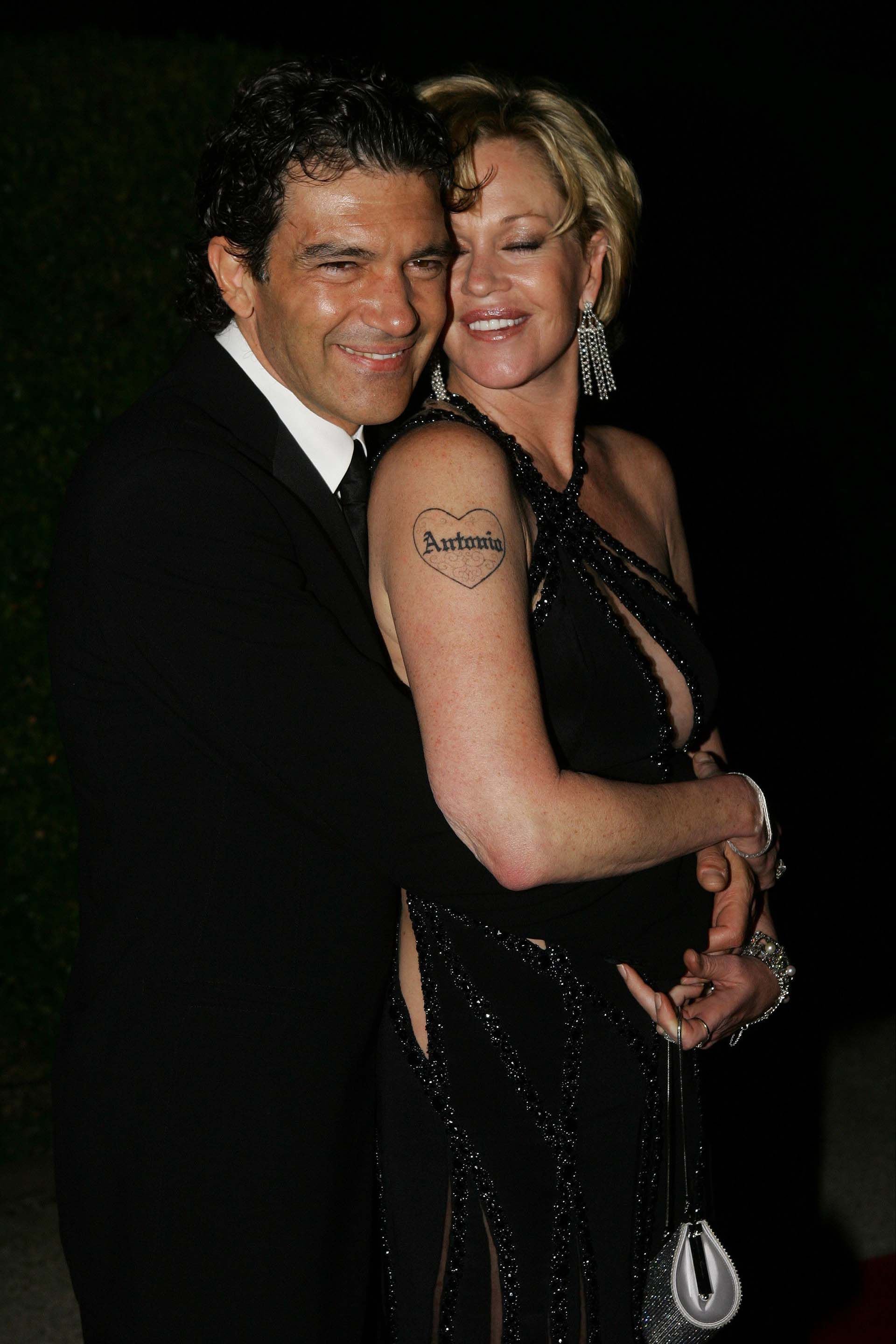 Antonio Banderas con su entonces mujer Melanie Griffith, en la fiesta de  "Shrek 2", en Cannes (Photo by Stephane Cardinale/Corbis via Getty Images)