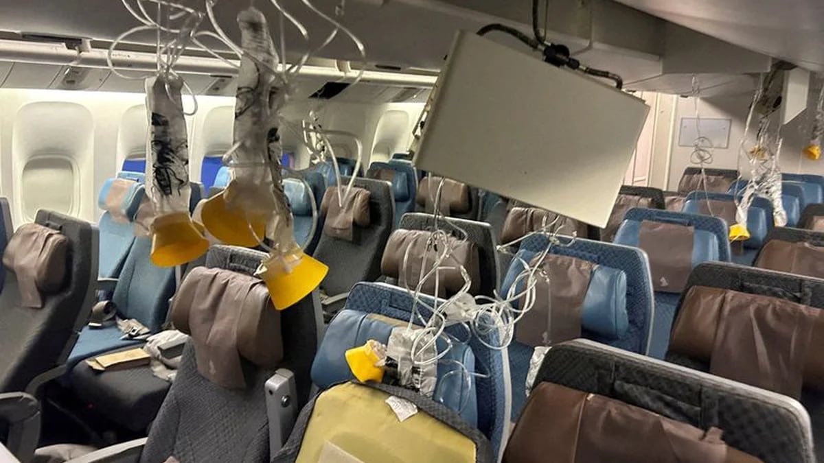 Las cajas negras del avión de Singapore Airlines revelaron cómo fue el brusco descenso que dejó un muerto y decenas de heridos