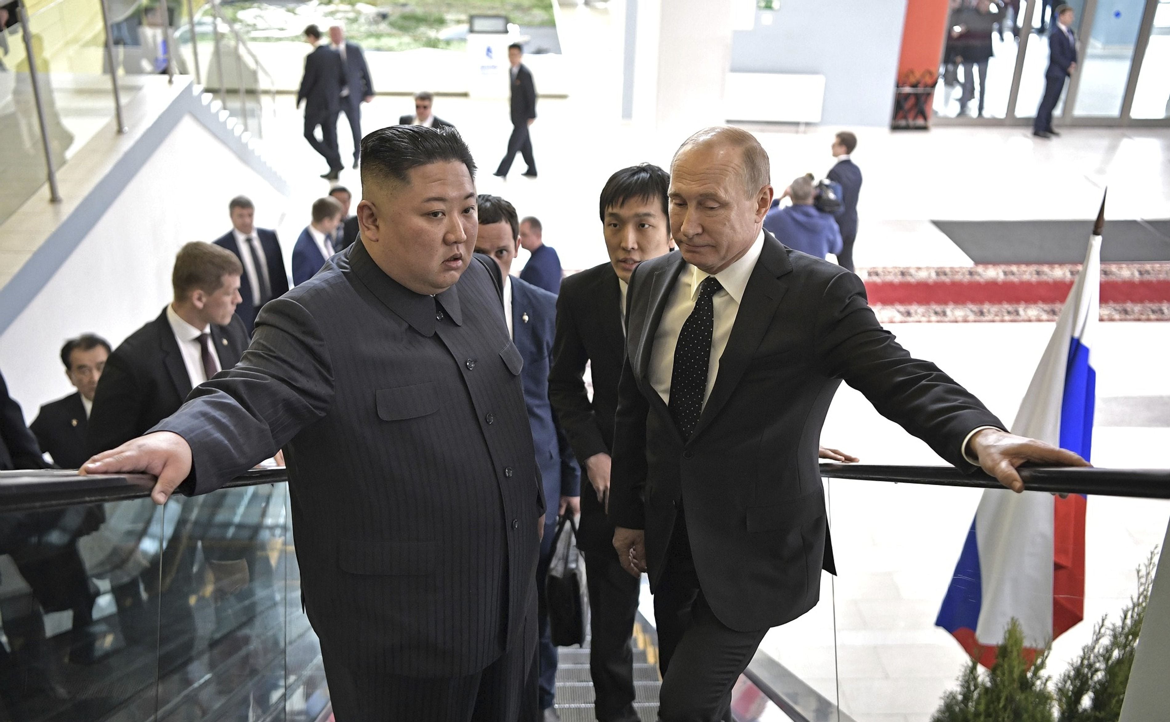 Kim y Putin durante su recorrida del cosmódromo donde se llevó a cabo la cumbre en la que ambos líderes se comprometieron a cooperar militarmente. (Europa Press/Contacto/Russian Presidency)
