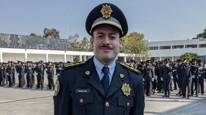 Javier Berain, el primer policía abiertamente LGBTTTI autorizado como comandante (Foto: Twitter / @javierberain)