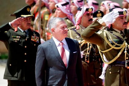 En la imagen está el registro del rey Abdullah II de Jordania (c), en el Palacio Real de Amman (Jordania).  EFE / Andre Pain / Archivo