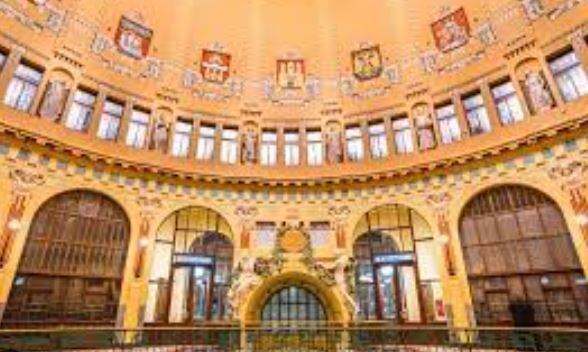 La estación de trenes de Pagra se distingue por su estilo Art Nouveau, como la mayoría de las construcciones de esa ciudad (Getty Images)