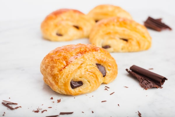 El pan de chocolate o “pain au chocolat” es un clásico de la pastelería francesa