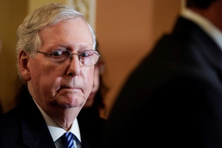 El líder de la mayoría republicana en el gobierno, Mitch McConnell. Foto: REUTERS/Joshua Roberts/File Photo