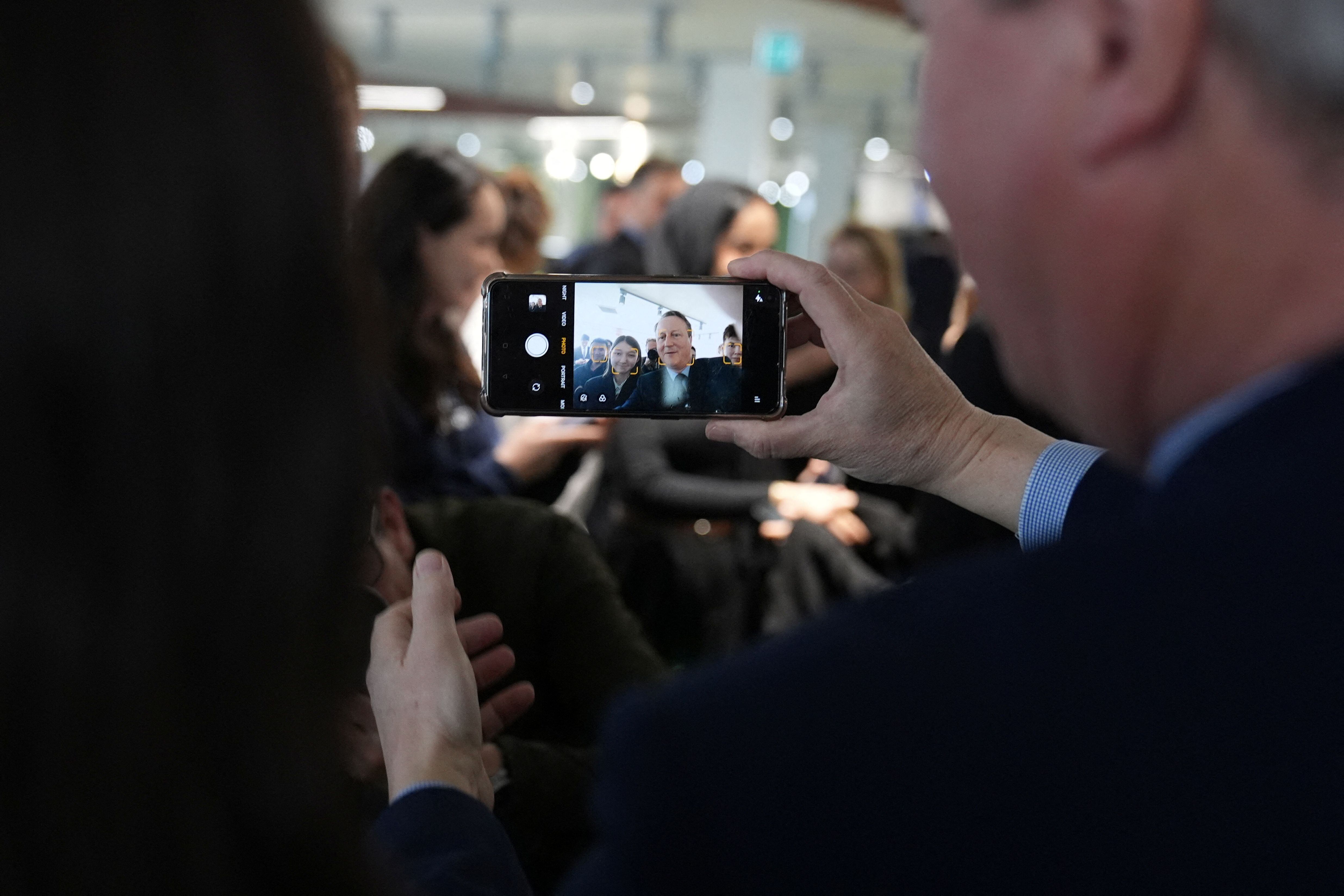 Los celulares cuentan con un modo retrato, que a través de distintas funciones permiten acomodar la imagen de la mejor manera. (REUTERS)