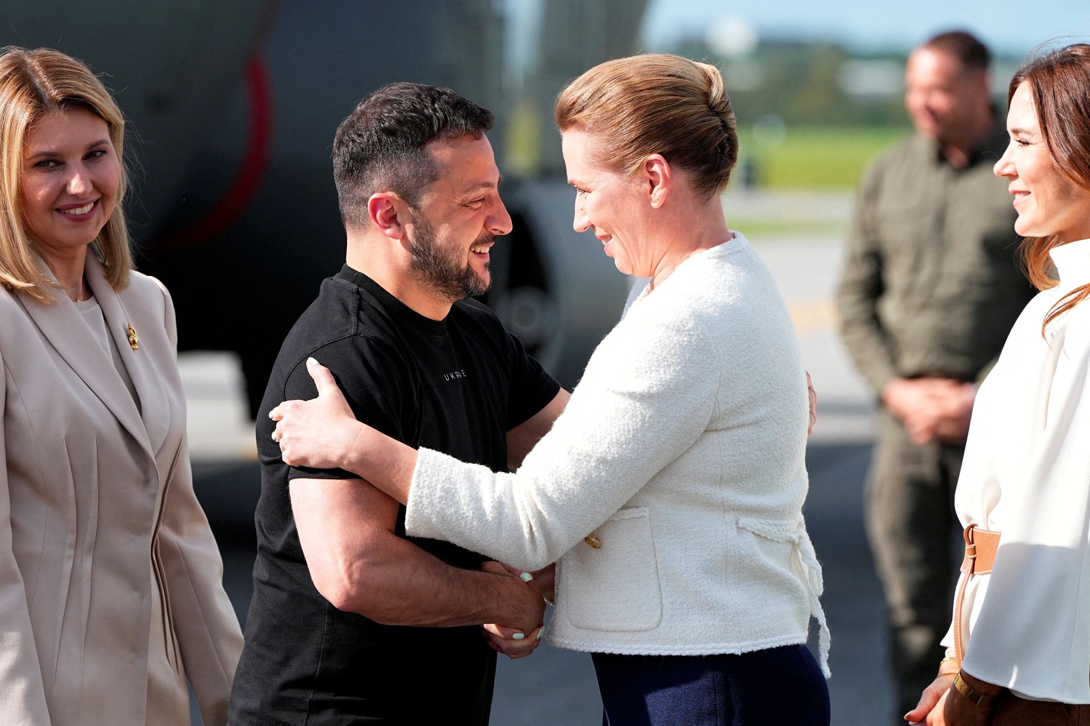 Zelensky y su esposa Olena Zelenska son recibidos por la primera ministra danesa Mette Frederiksen (Ritzau Scanpix/Mads Claus Rasmussen via REUTERS)