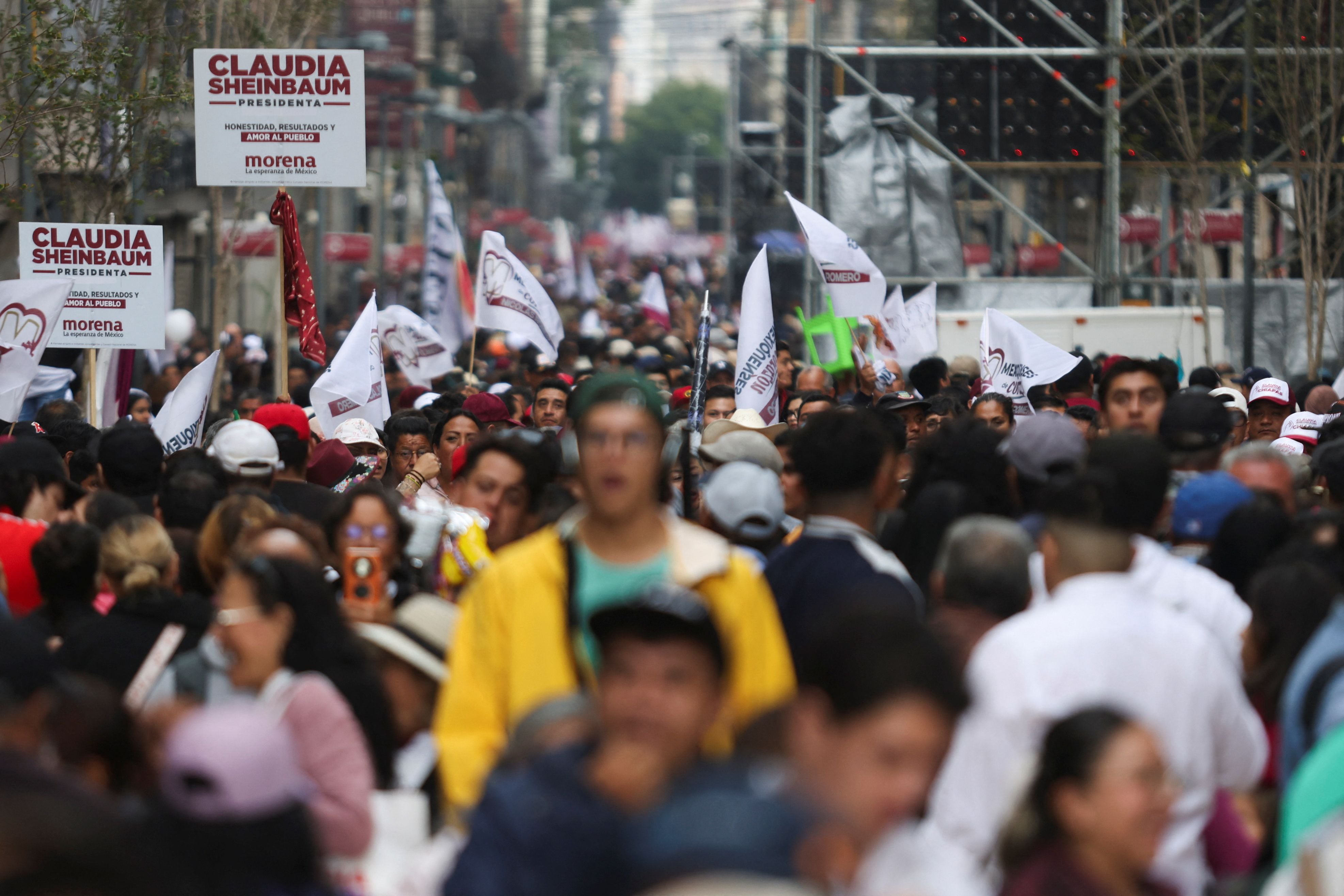 Las calles aledañas al Zócalo lucieron abarrotadas por los simpatizantes que buscaron acudir a la ceremonia de entrega del bastón de mando de Claudia Sheinbaum Pardo (REUTERS/Gustavo Graf)