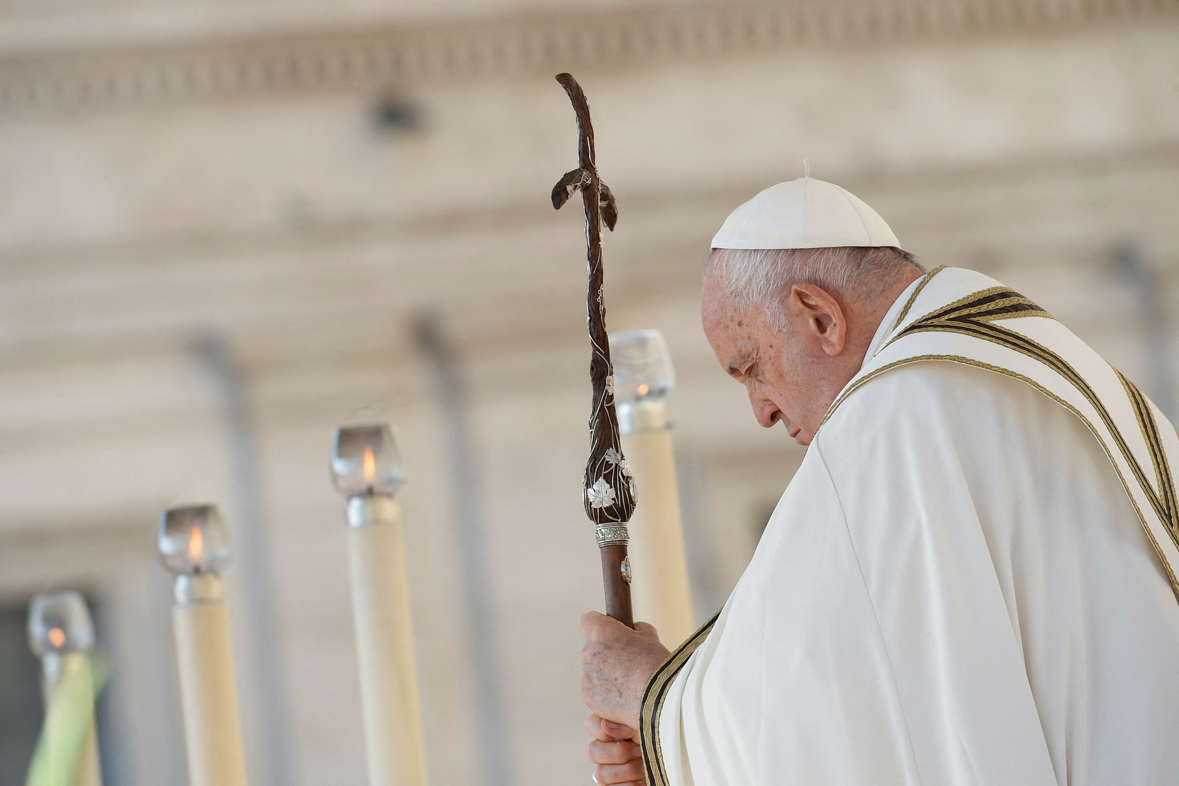 El papa Francisco dirige la misa de apertura del Sínodo de los Obispos en la Plaza de San Pedro del Vaticano (REUTERS)