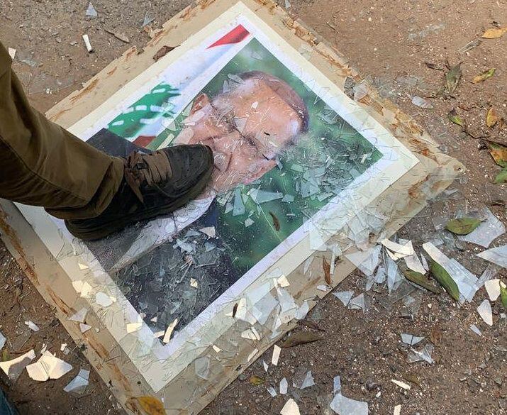 Un manifestante pisa una foto del presidente libanés Michel Aoun, en el Ministerio de Asuntos Exteriores durante una protesta después de la explosión del martes, en Beirut