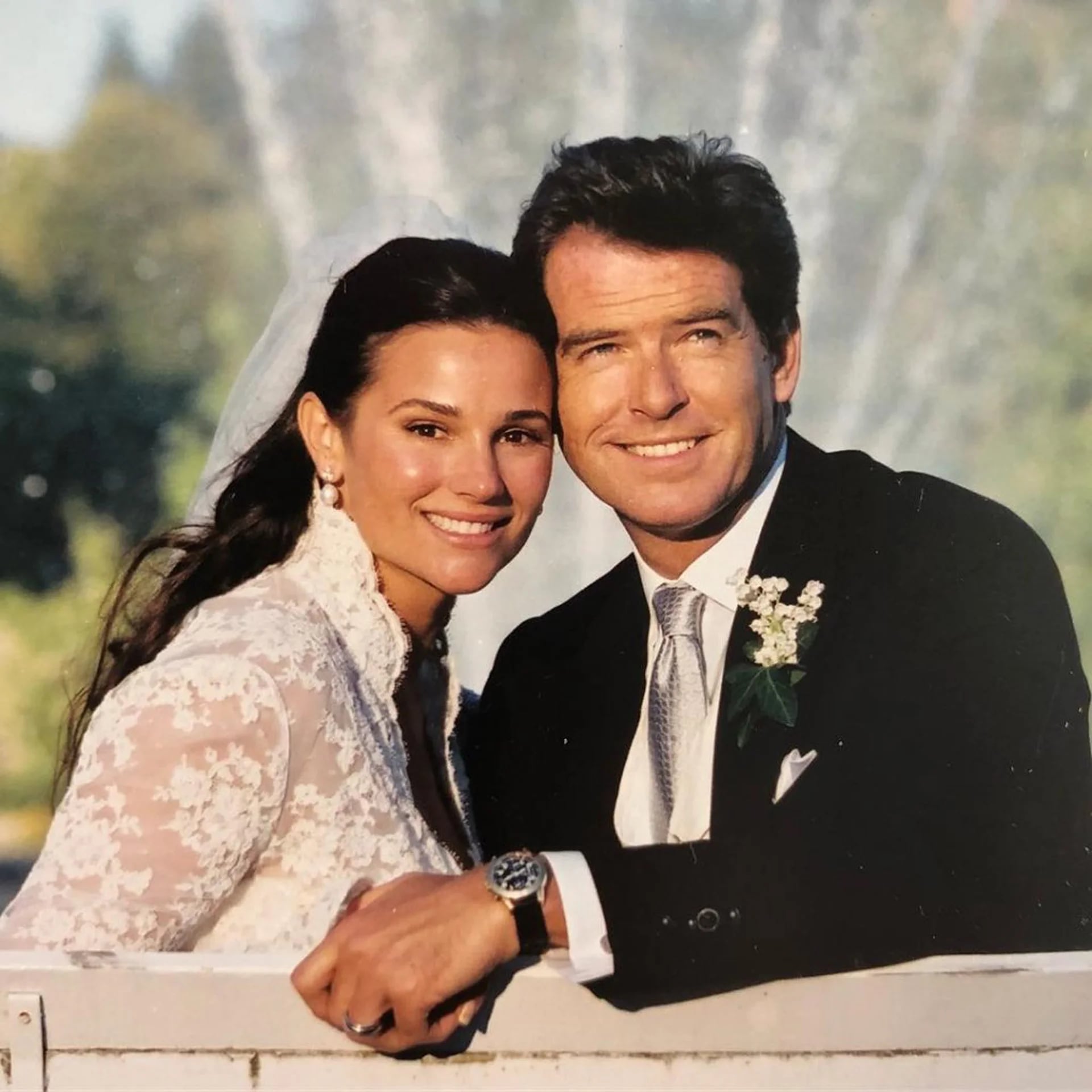 Fotos La Historia De Amor Entre Pierce Brosnan Y Su Esposa Cumple 25 Años Infobae 