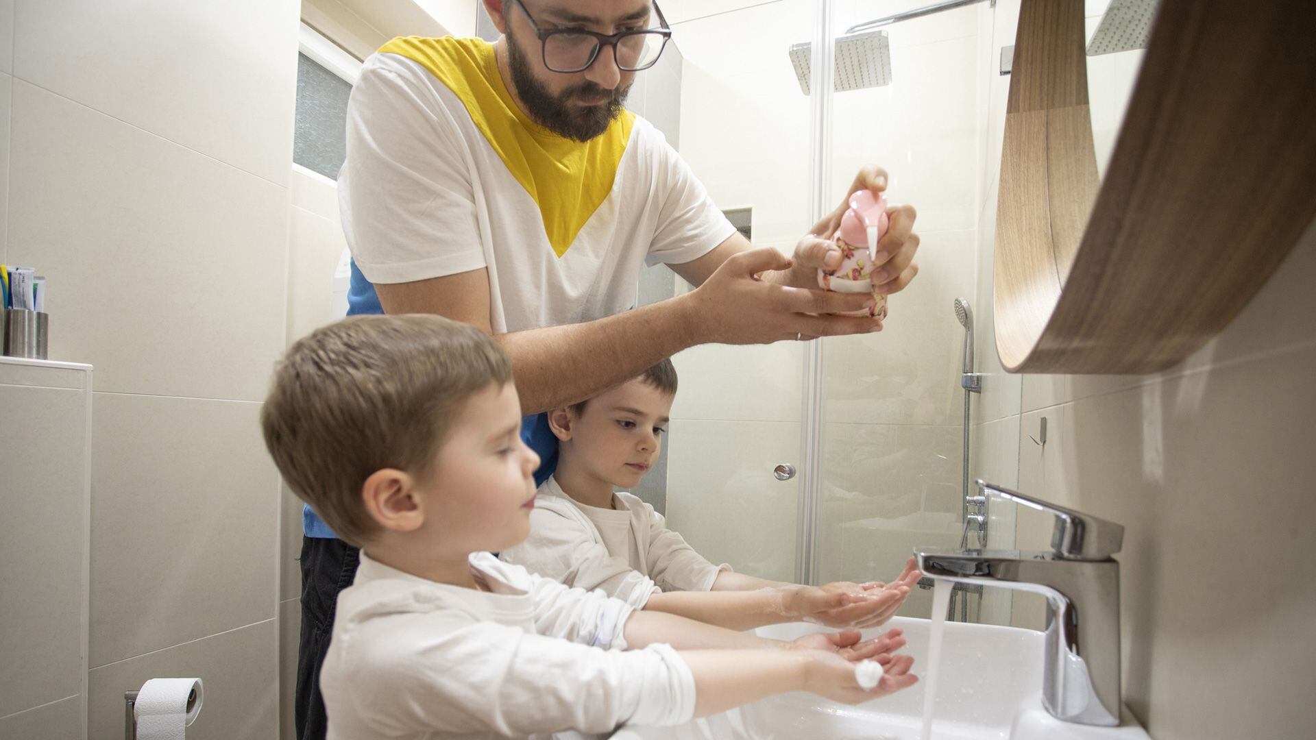 La hiper higiene se exacerbó luego de la pandemia y se sustenta en el pensamiento de que todo microorganismo puede ser potencialmente peligroso y atentar contra la salud infantil (Getty)