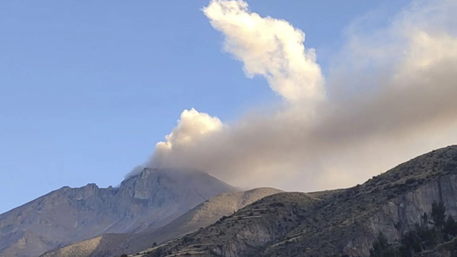 Imagen del volcán Ubinas del martes. (Andina)
