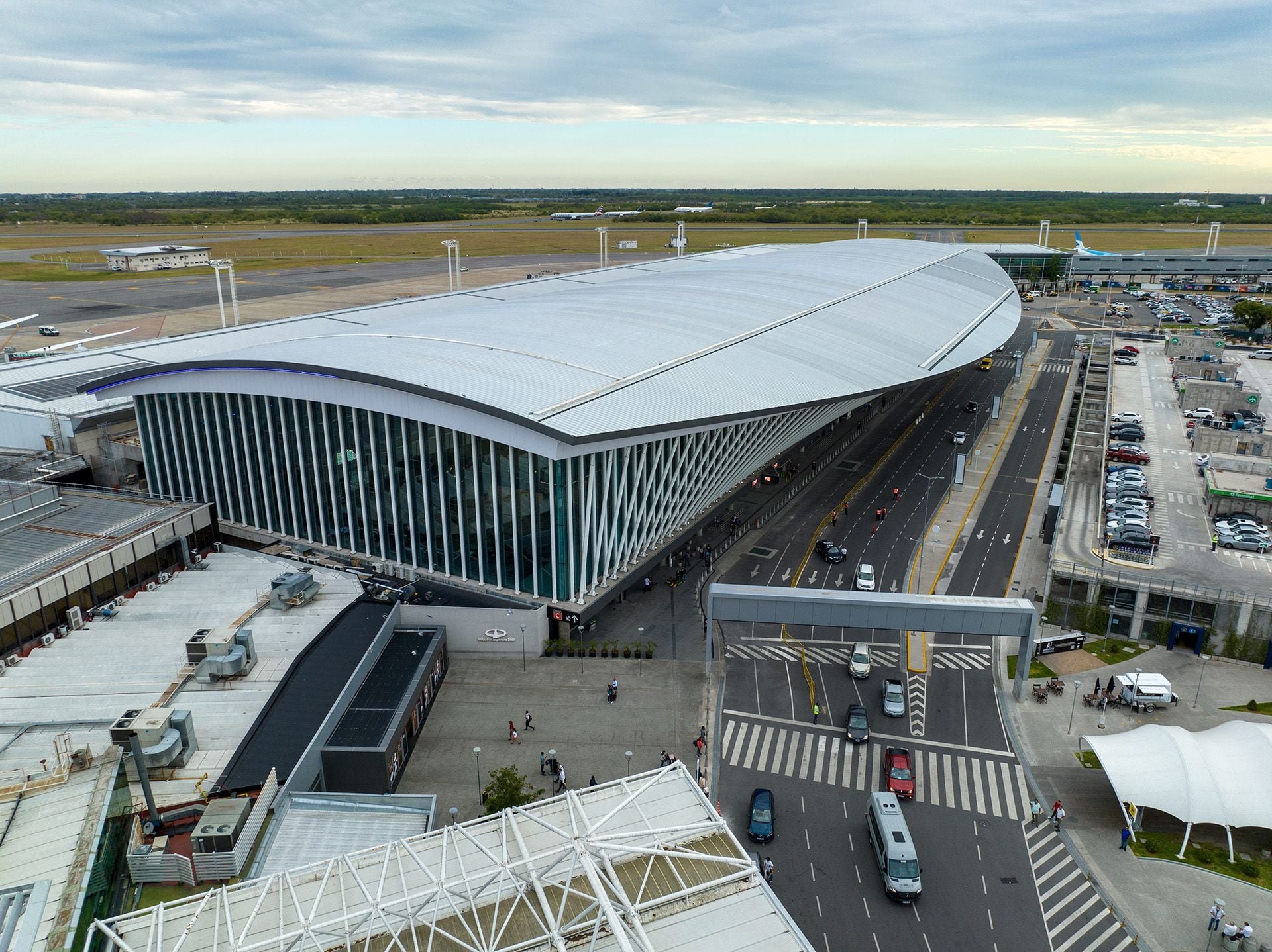 Nueva terminal de partidas de Ezeiza Aeropuertos Argentina 2000