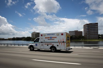 Una ambulancia en una autovía de Miami, Florida, el 18 de junio de 2020. REUTERS/Marco Bello