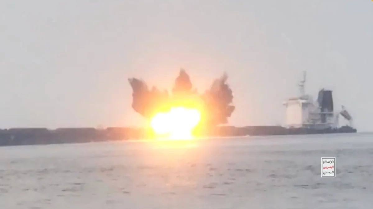 El video que muestra el ataque de los hutíes que hundió a un buque mercante griego en el Mar Rojo