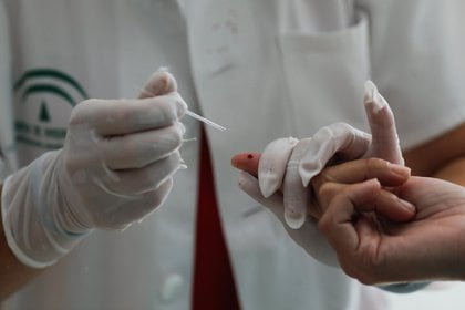 Las pruebas de coronavirus en profesores de Madrid dieron positivo en más de dos mil casos (REUTERS / Jon Nazca)