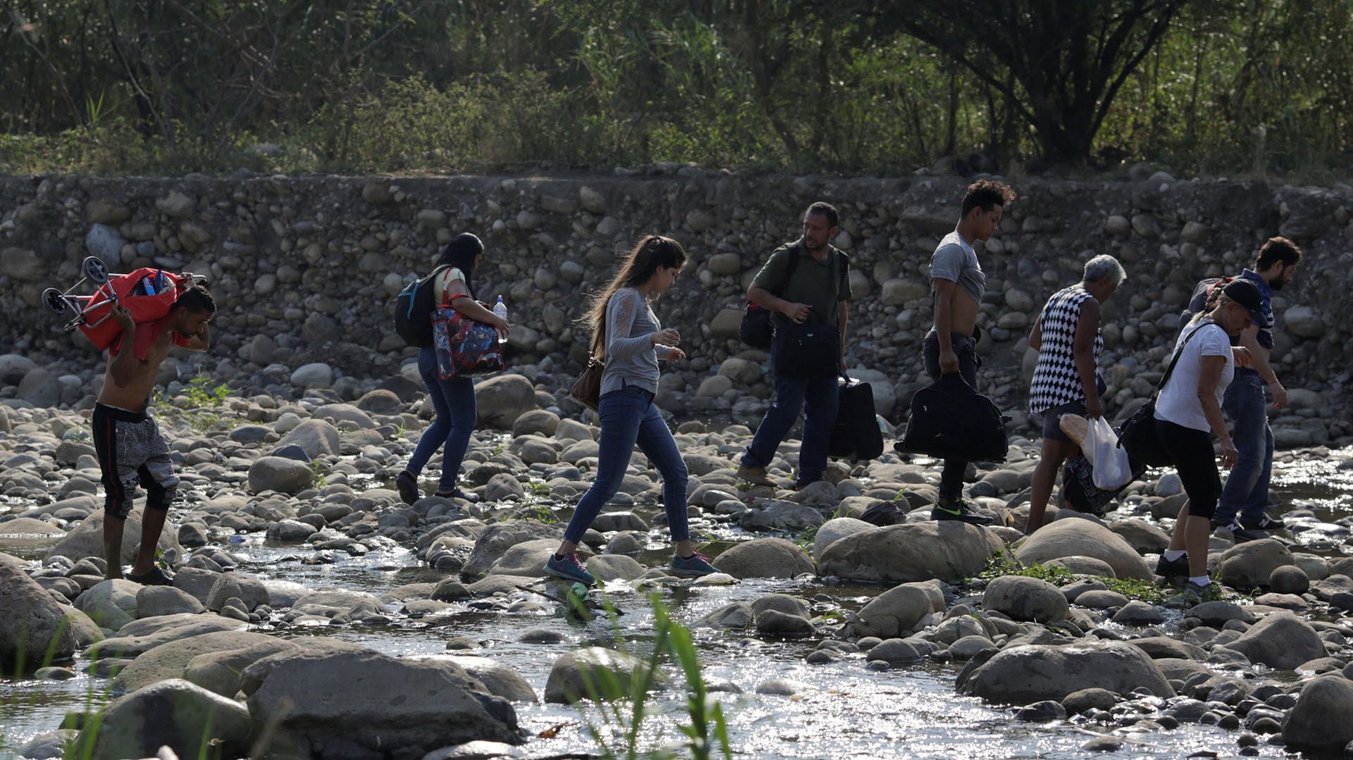 Muchas personas optan por las trochas y los pasos ilegales al no poder cruzar la frontera por el paso establecido. 