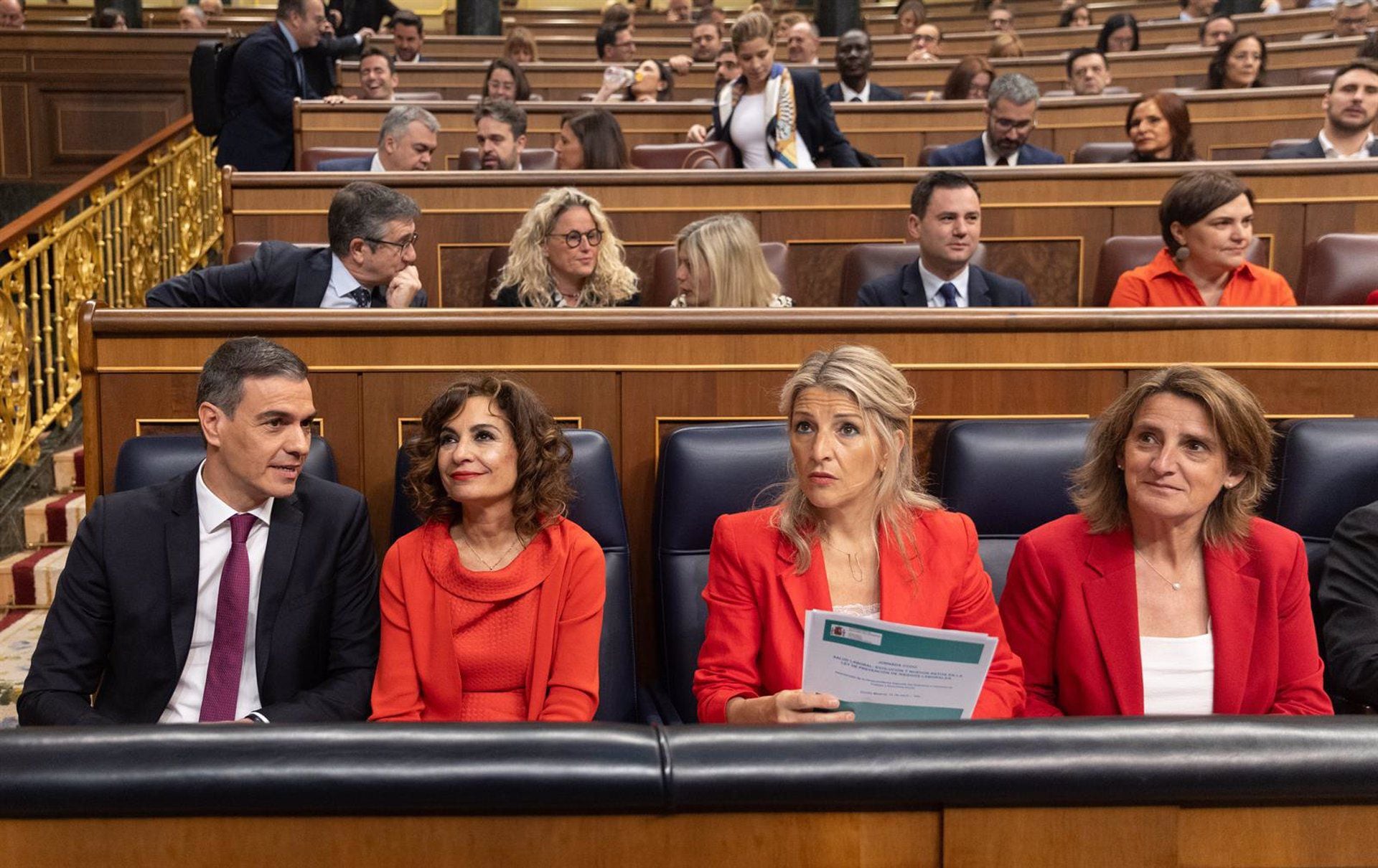 El presidente del Gobierno, Pedro Sánchez, junto a las ministras María Jesús Montero, Yolanda Díaz y Teresa Ribera, en el Congreso de los Diputados, a 10 de abril de 2024, en Madrid. (Eduardo Parra/Europa Press)
