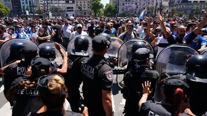 Otra escena del tumulto en Avenida de Mayo y 9 de Julio (Franco Fafasuli)