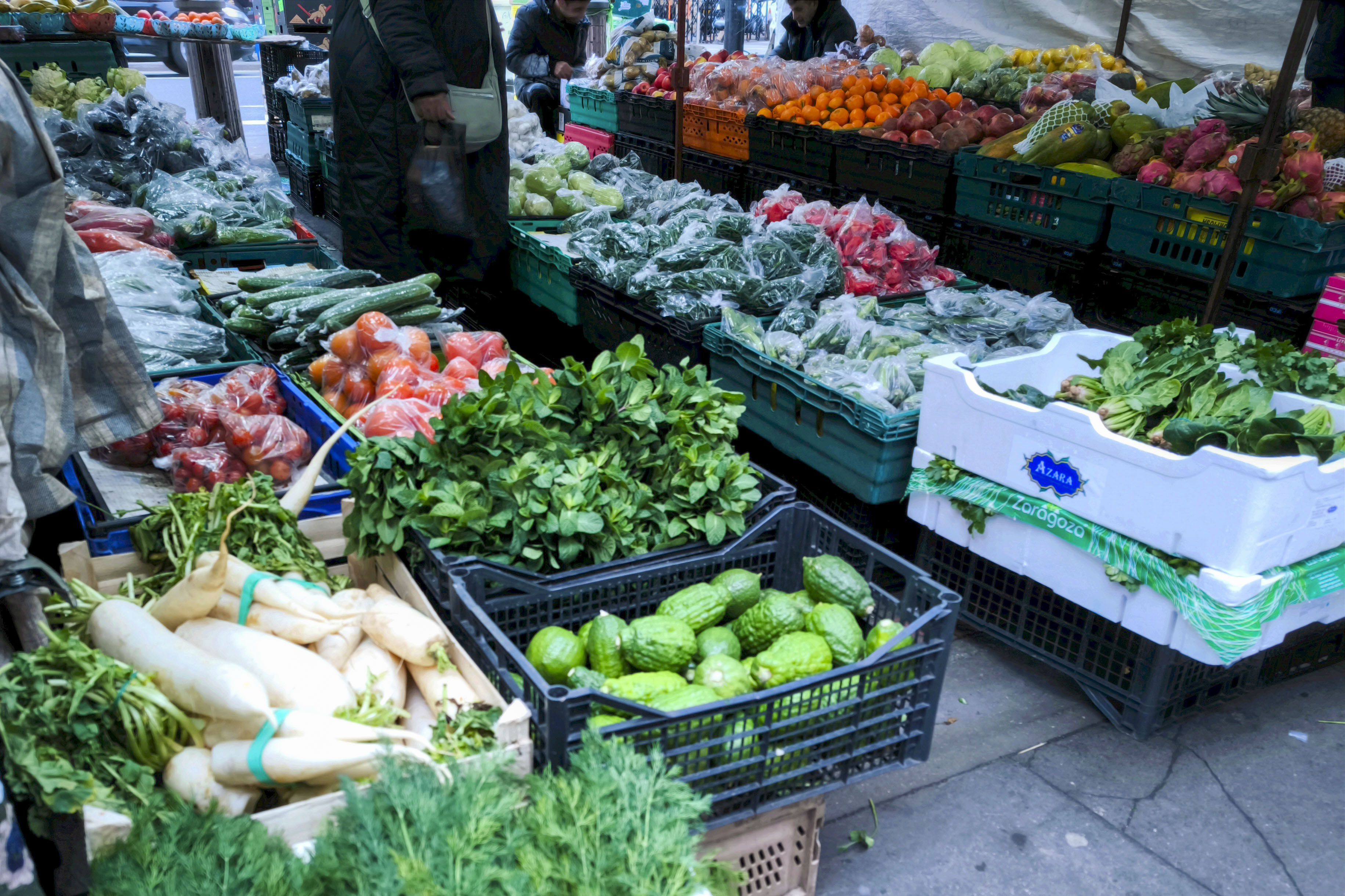 Las frutas y verduras pasan por un largo proceso antes de llegar al consumidor, por lo que se recomienda lavarlas con abundante agua (EFE) 