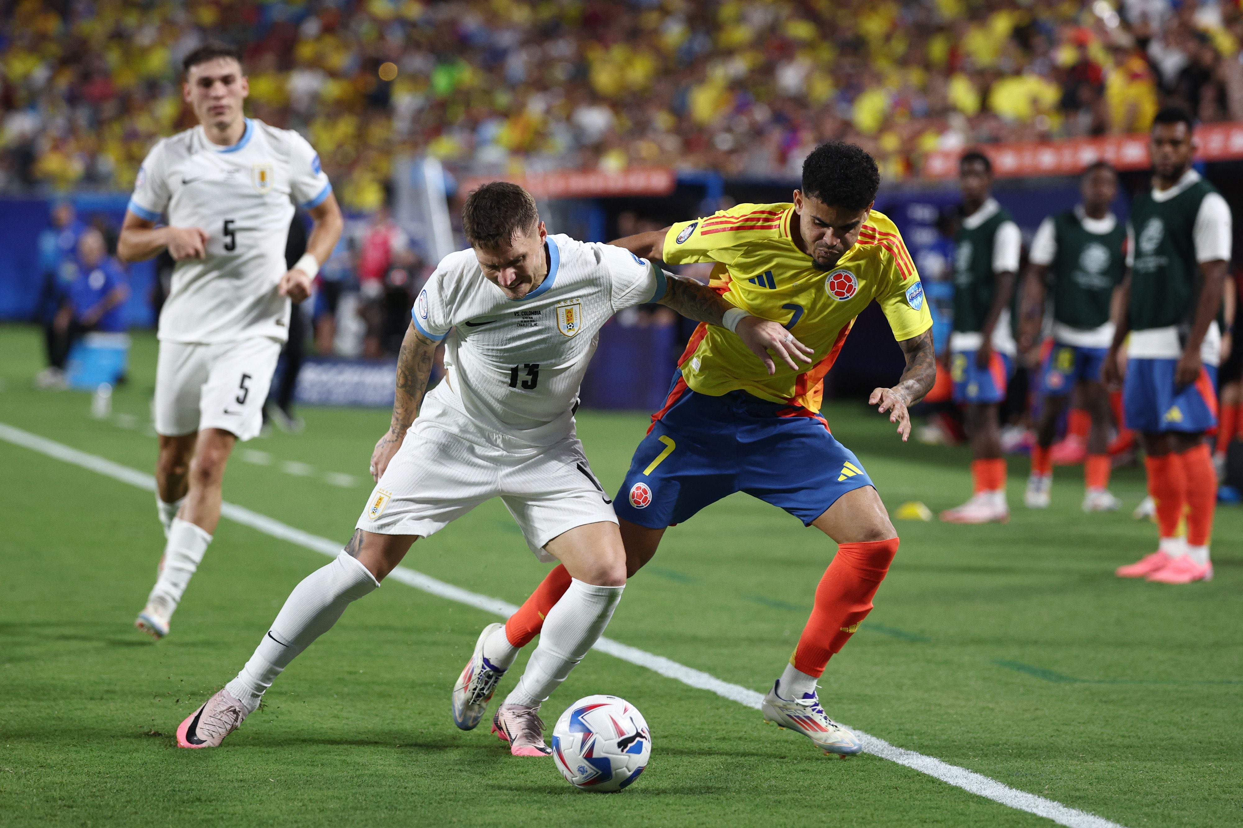 Guillermo Varela y Luis Díaz disputando la pelota en las semifinales de la Copa América 2024 - crédito  Jared C. Tilton/ Getty Images/AFP 