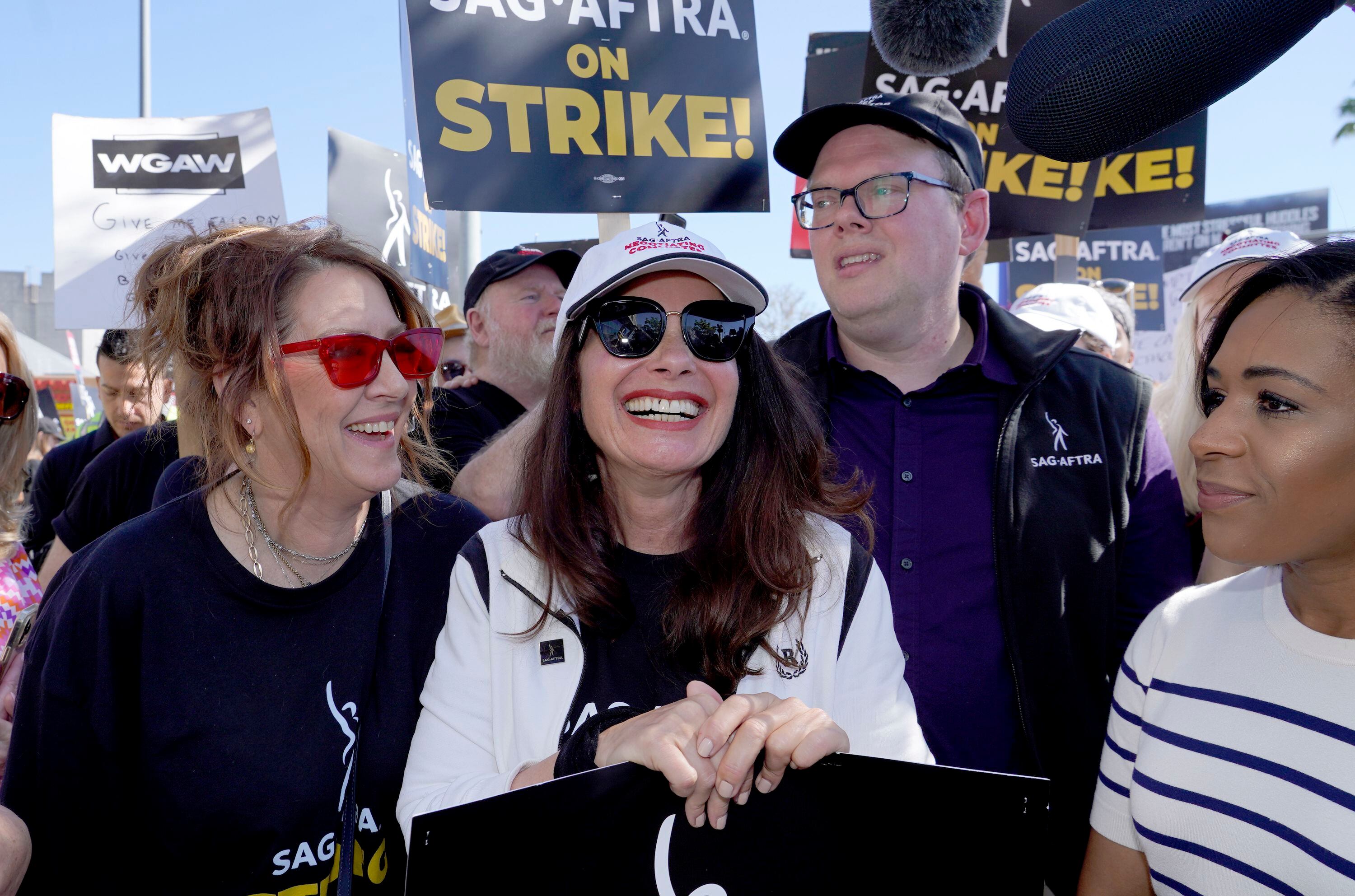 La actriz Joely Fisher, la presidenta del sindicato de actores Fran Drescher y Duncan Crabtree-Ireland, director ejecutivo nacional y principal negociador de SAG-AFTRA (Foto: AP/Chris Pizzello)