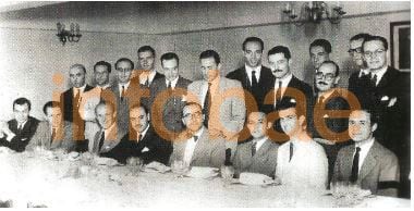 Cena en un restaurante porteño en 1952 están Martínez de Hoz, Costa Méndez, Jorge Webhe e Hipólito Solari Yrigoyen, entre otros