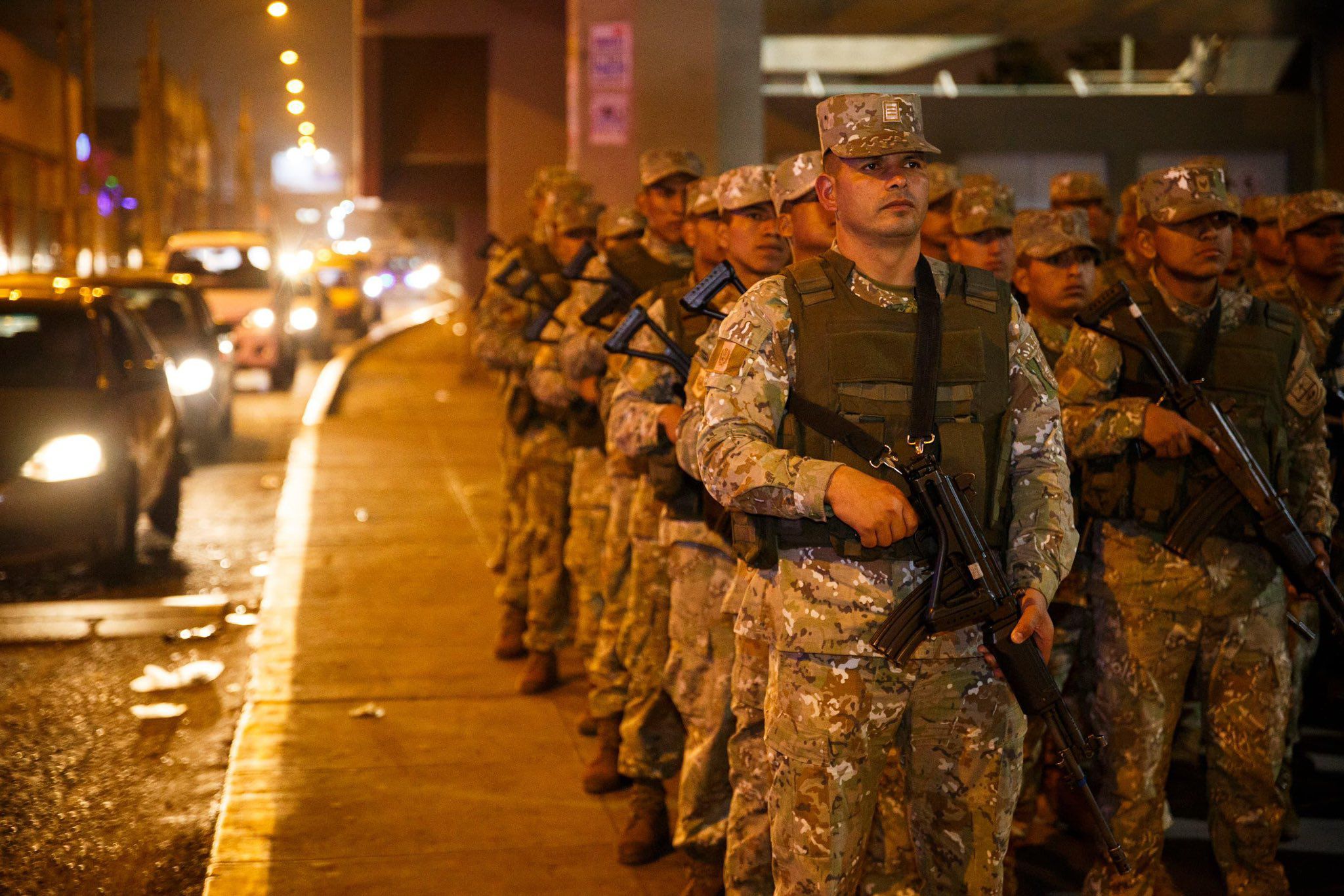 Un numeroso grupo de integrantes del Ejército del Perú, fuertemente armado, forma en uno los principales paraderos de buses en Lima. (Ministerio del Interior)