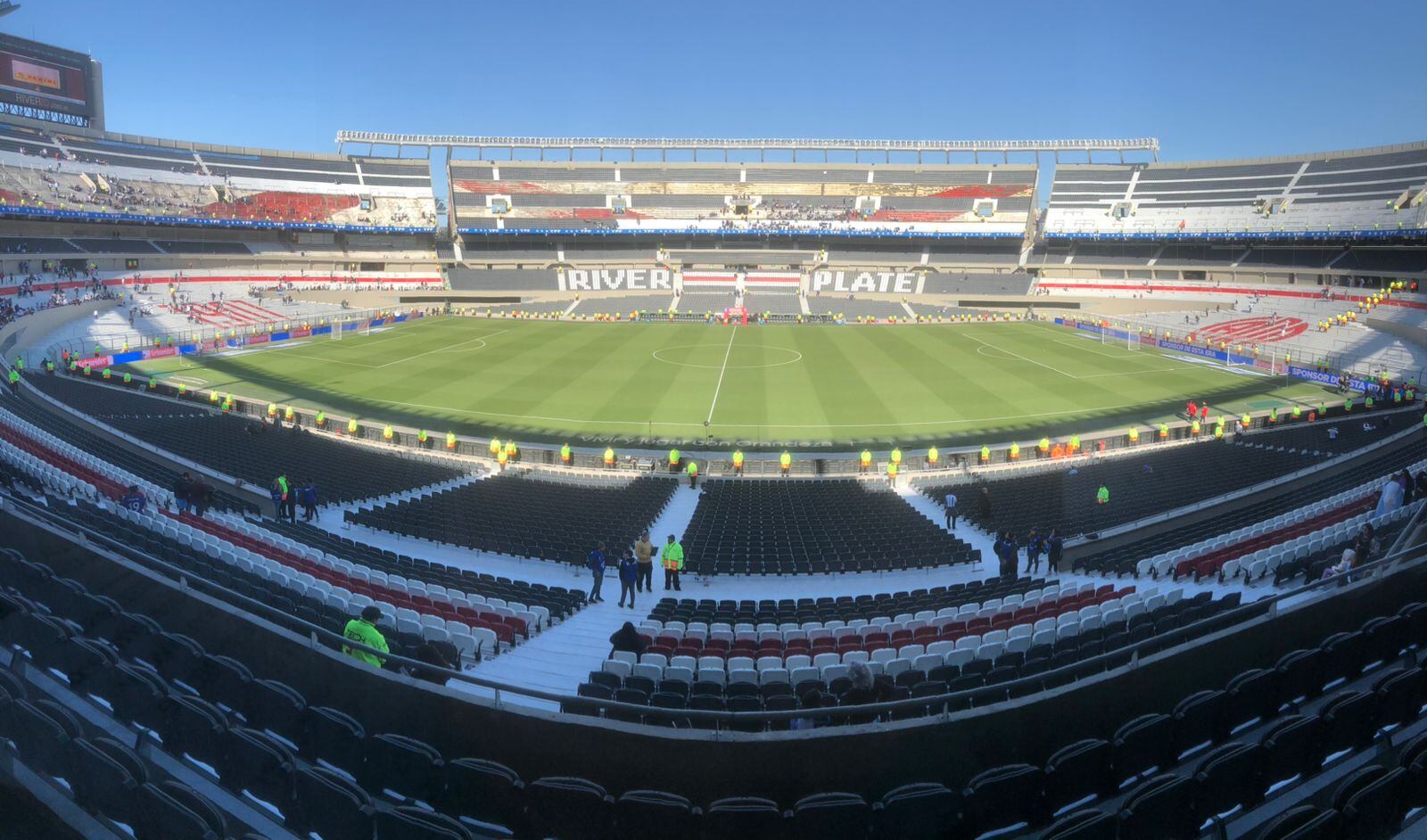 El estadio Monumental abrió sus puertas para el ingreso del público a cuatro horas del comienzo del encuentro ante Paraguay