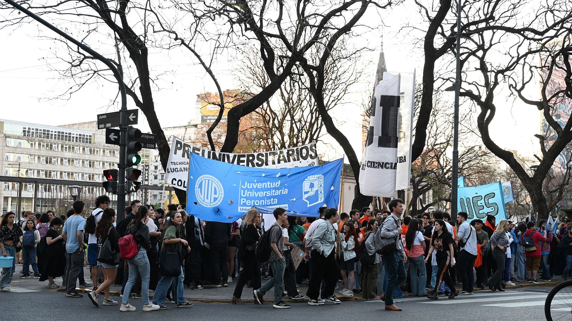 Estudiantes marchan al Palacio Pizzurno. Foto: Candela Teicheira