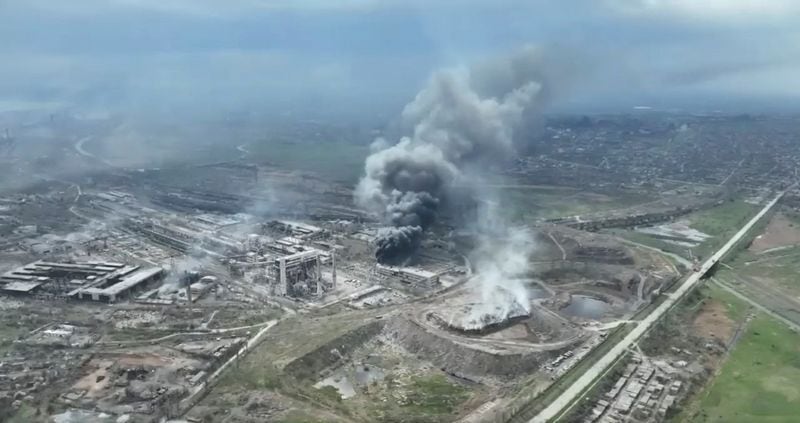 El humo se eleva sobre la fábrica de acero Azovstal, en Mariúpol, Ucrania, en esta imagen fija obtenida de un vídeo reciente publicado en las redes sociales. REUTERS/Ayuntamiento de Mariúpol