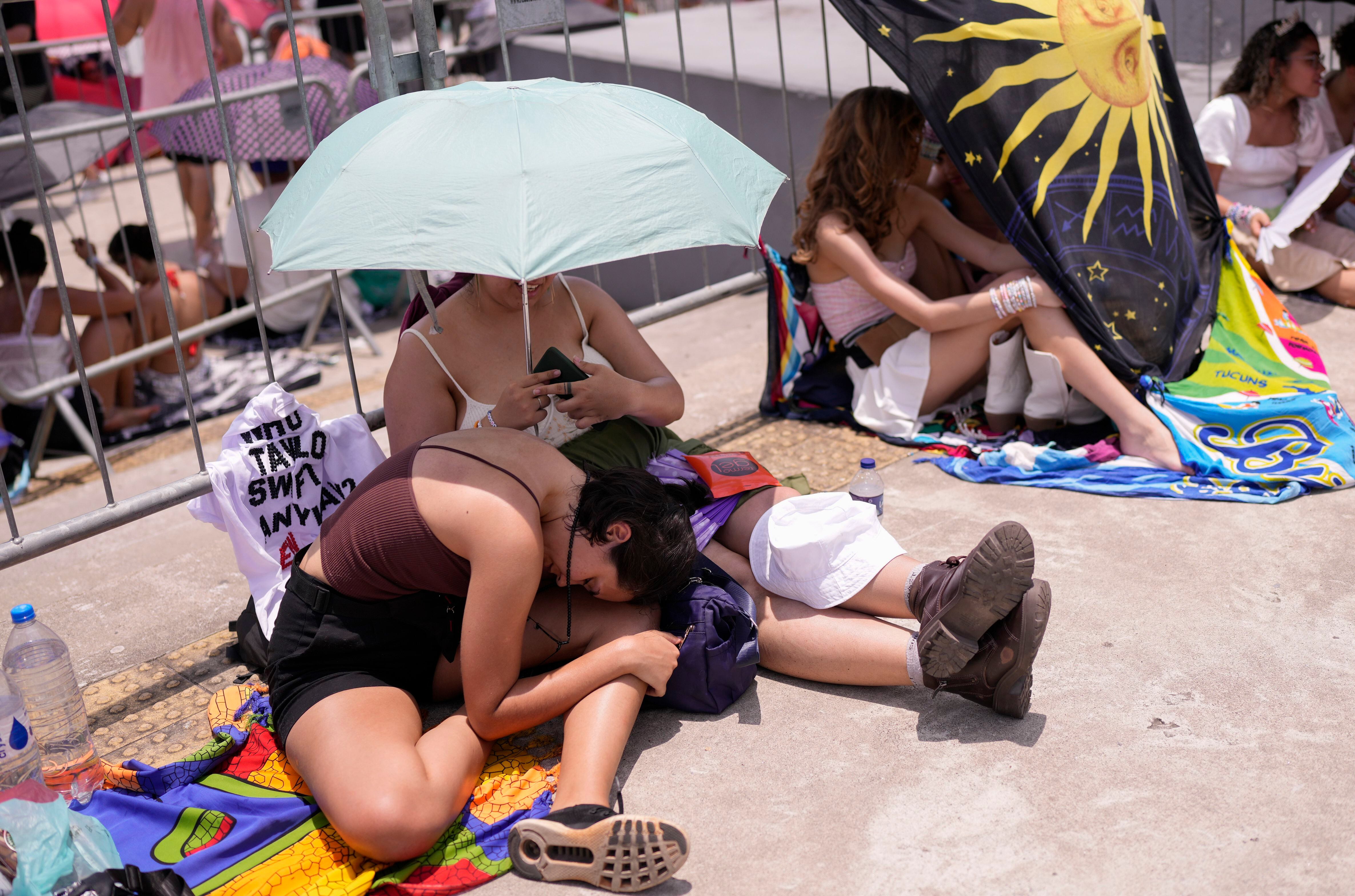 Fans de Taylor Swift esperaron en medio de una ola de calor (AP/Silvia Izquierdo)