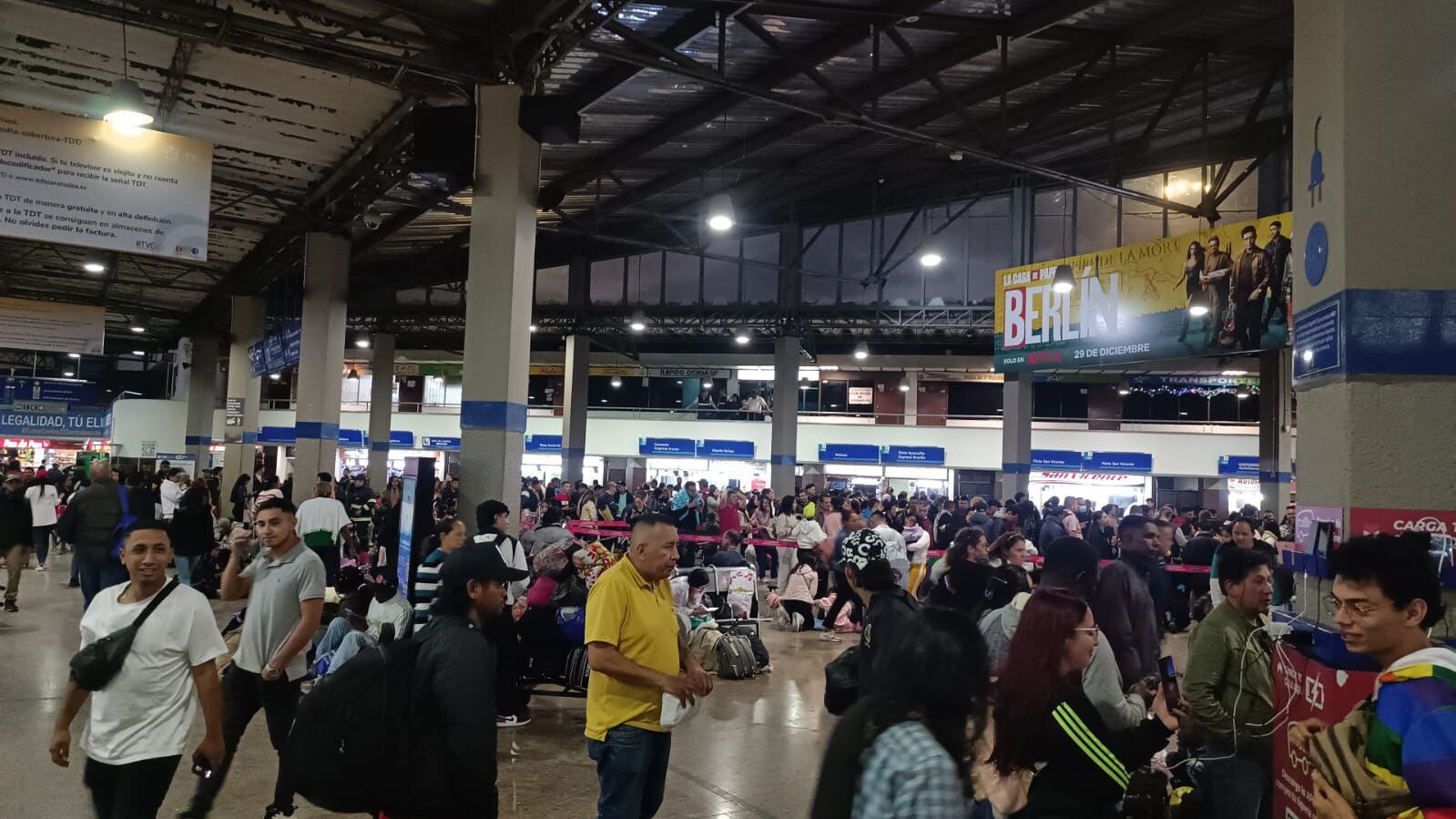 Se registran largas filas en la Terminal del Salitre de Bogotá, donde viajeros buscan conseguir tiquetes. Algunos ya están agotados - crédito Diego Rey/Infobae