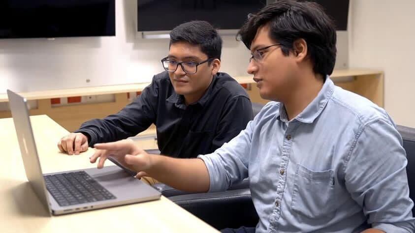 Arturo Gago y Jean Marko Aguirre, estudiantes de la Universidad Peruana de Ciencias Aplicadas, desarrollan aplicación innovadora con Inteligencia Artificial que consiste en una guía para que los pacientes de cáncer de mama tengan una información más rápida y precisa de su diagnóstico y tratamiento.