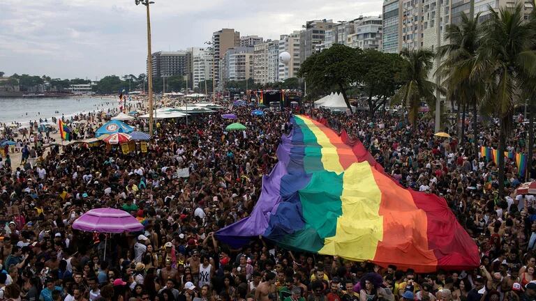 La Multitudinaria Marcha Del Orgullo Gay En Río De Janeiro Desafió Al