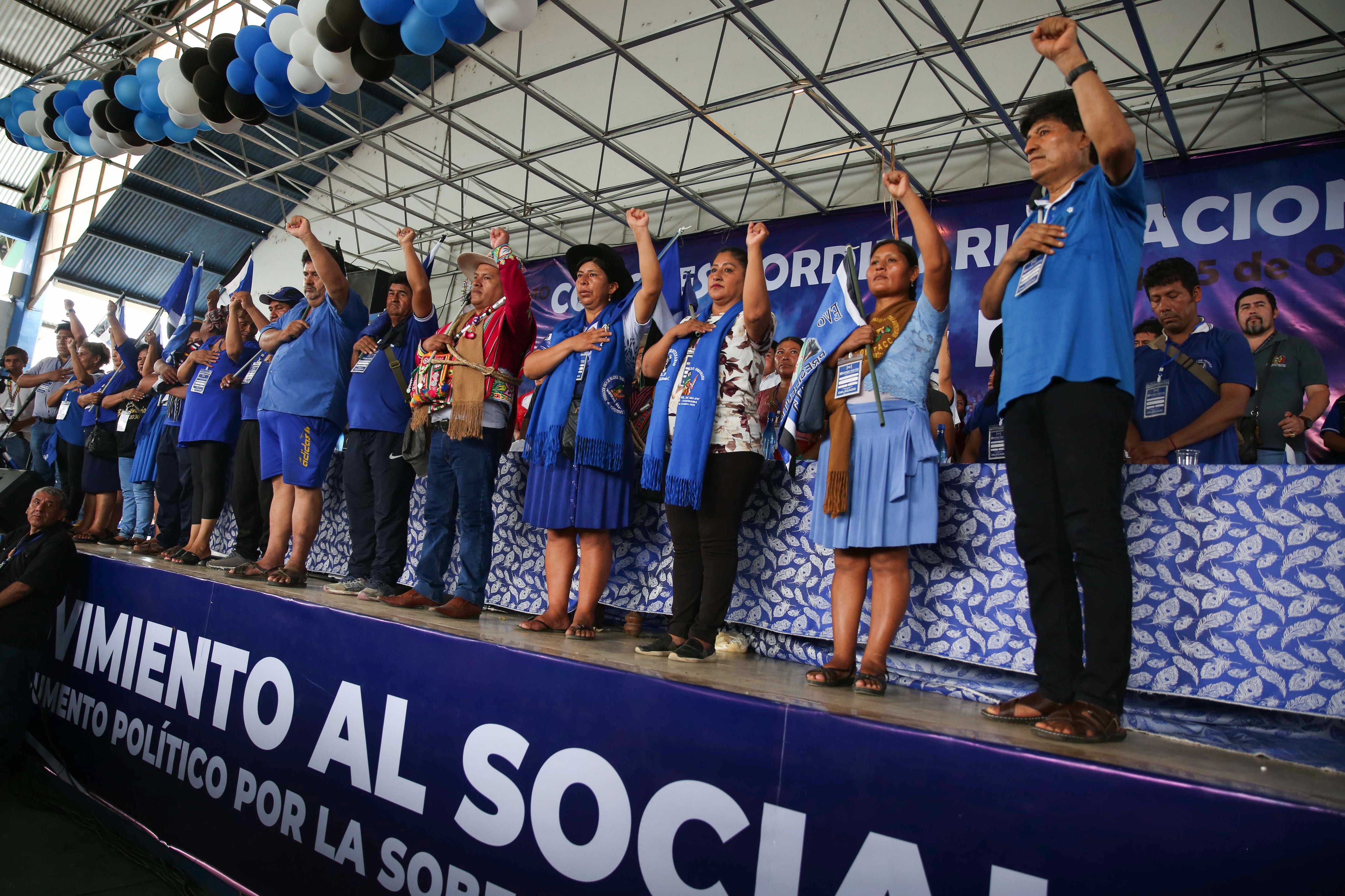 El expresidente Evo Morales (d) participa junto a la directiva del Movimiento Al Socialismo, durante el congreso del partido de gobierno ho,y en Lauca Ñ (Bolivia). EFE/Luis Gandarillas/Archivo