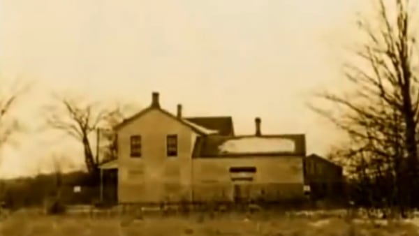Ed Gein no tení­a electricidad ni agua potable en su casa (Documental âThe Real Leatherfaceâ)