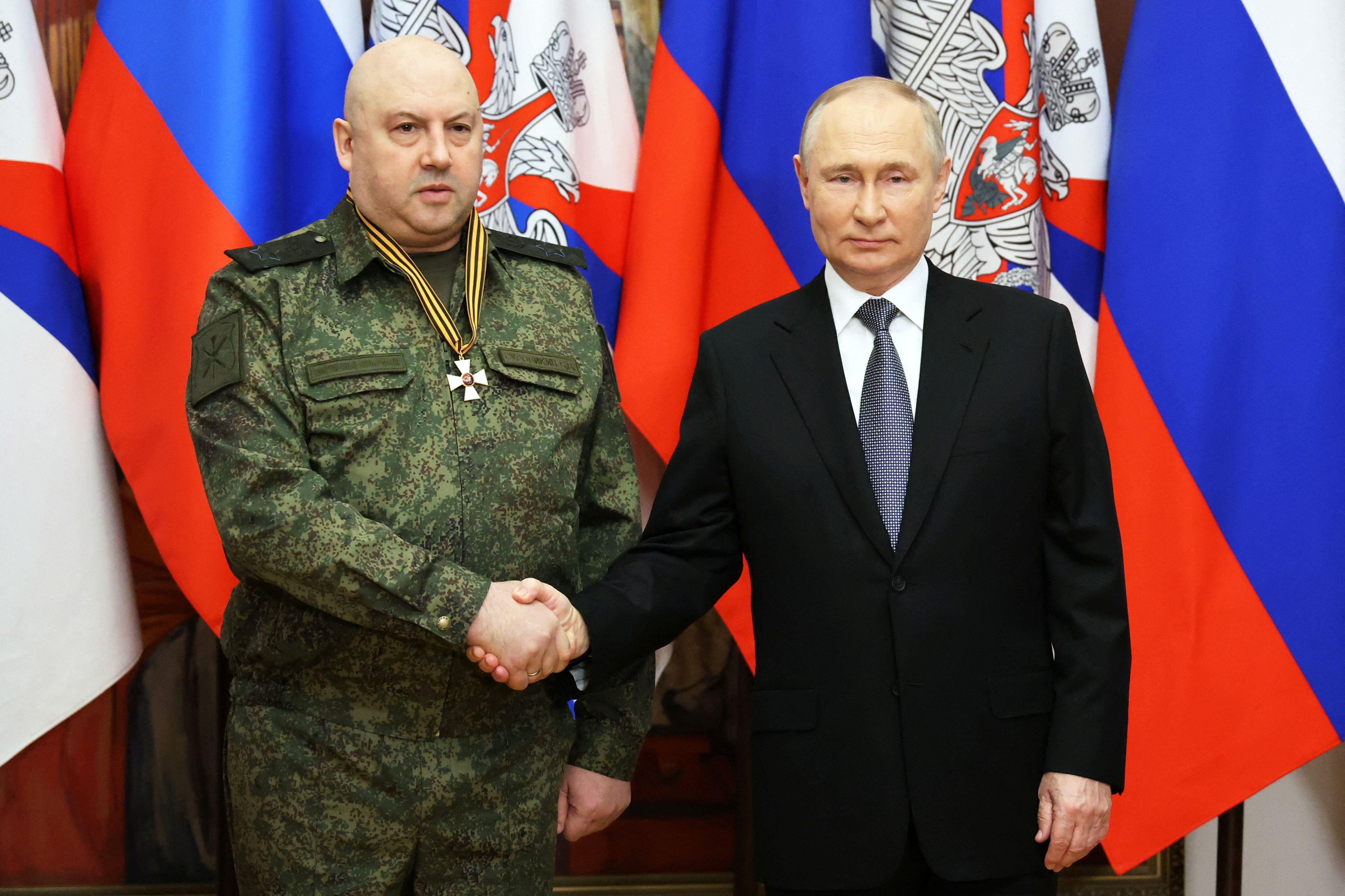 El general, Sergei Surovikin, ex comandante de las fuerzas rusas en Ucrania, recibe una medalla de honor por parte de Putin. Ahora se encuentra en paradero desconocido. (Sputnik/Mikhail Klimentyev/Kremlin via REUTERS) 