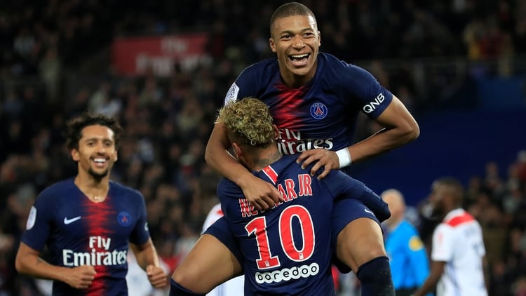 Mbappé celebra un tanto del PSG junto a Neymar (Reuters)