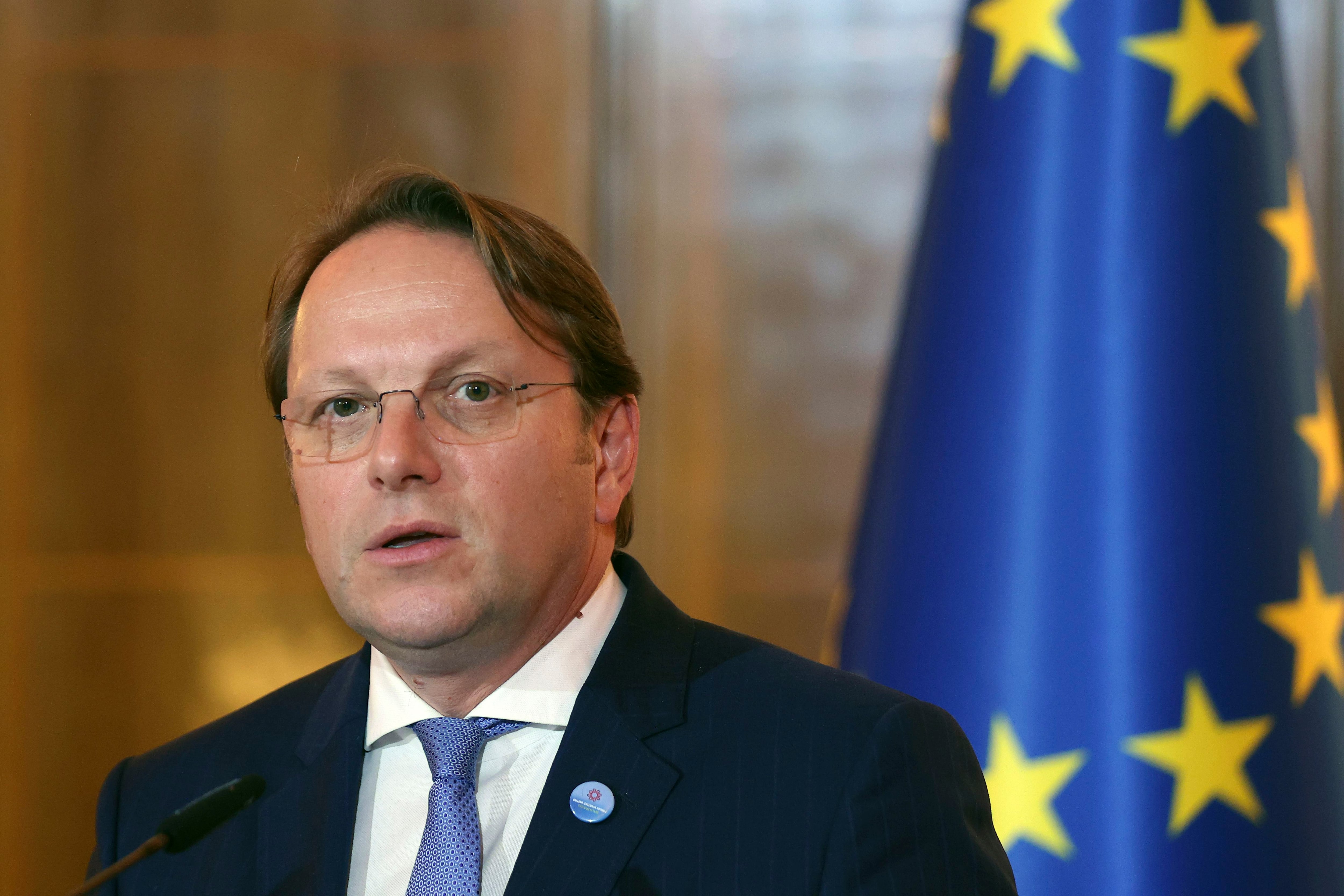 El comisionado de la UE Oliver Varhelyi en Tirana, Albania, el 6 de octubre de 2023. (Foto AP /Franc Zhurda)