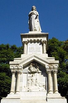 Donde estaba el cementerio del Sud, existe un monumento que recuerda a las víctimas por la epidemia de la fiebre amarilla.