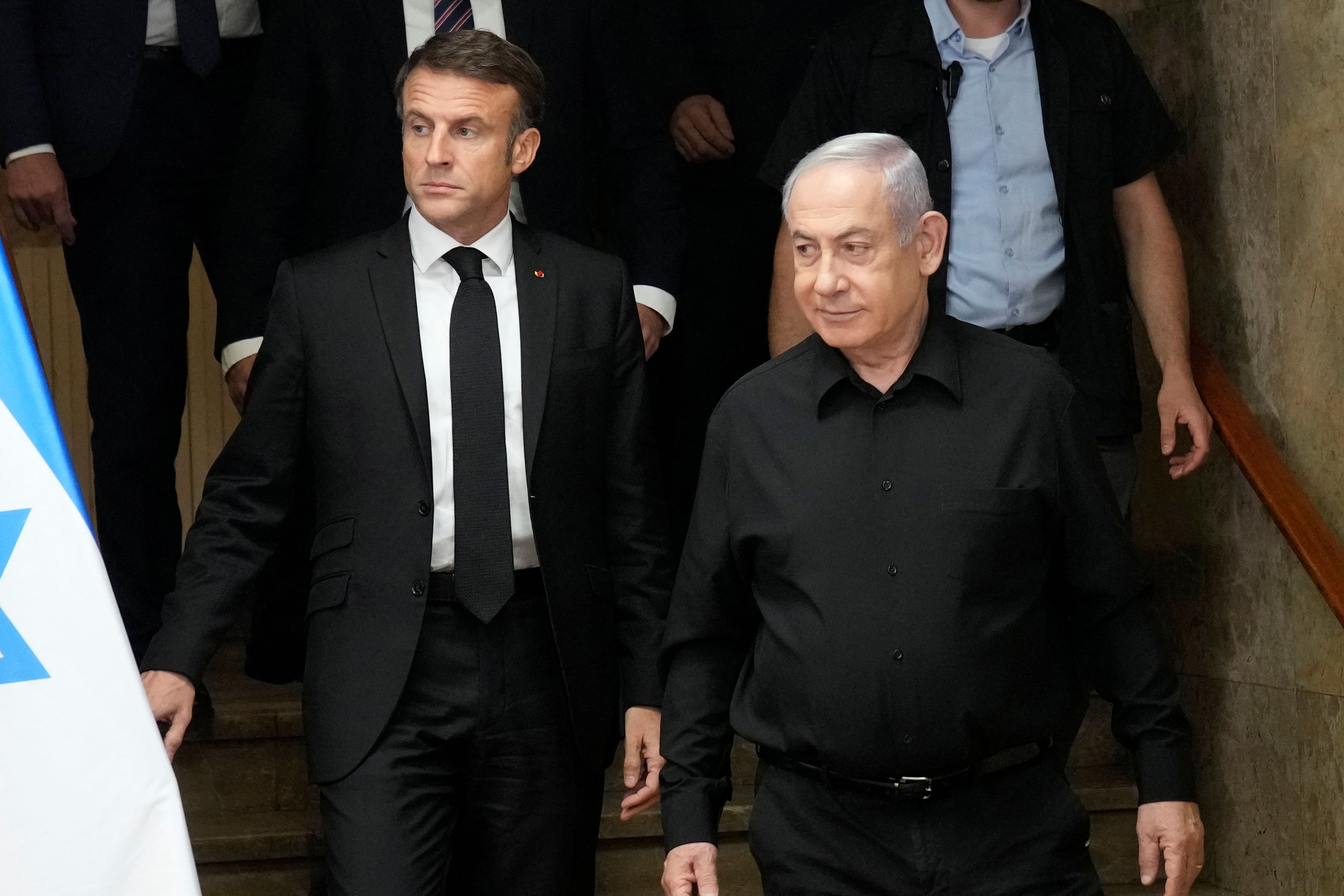 Benjamin Netanyahu recibió en Jerusalén a Emmanuel Macron, quien avaló la posición bélica de Israel y solicitó que la libertad de los rehenes sea una prioritaria en la agenda de Israel via REUTERS
