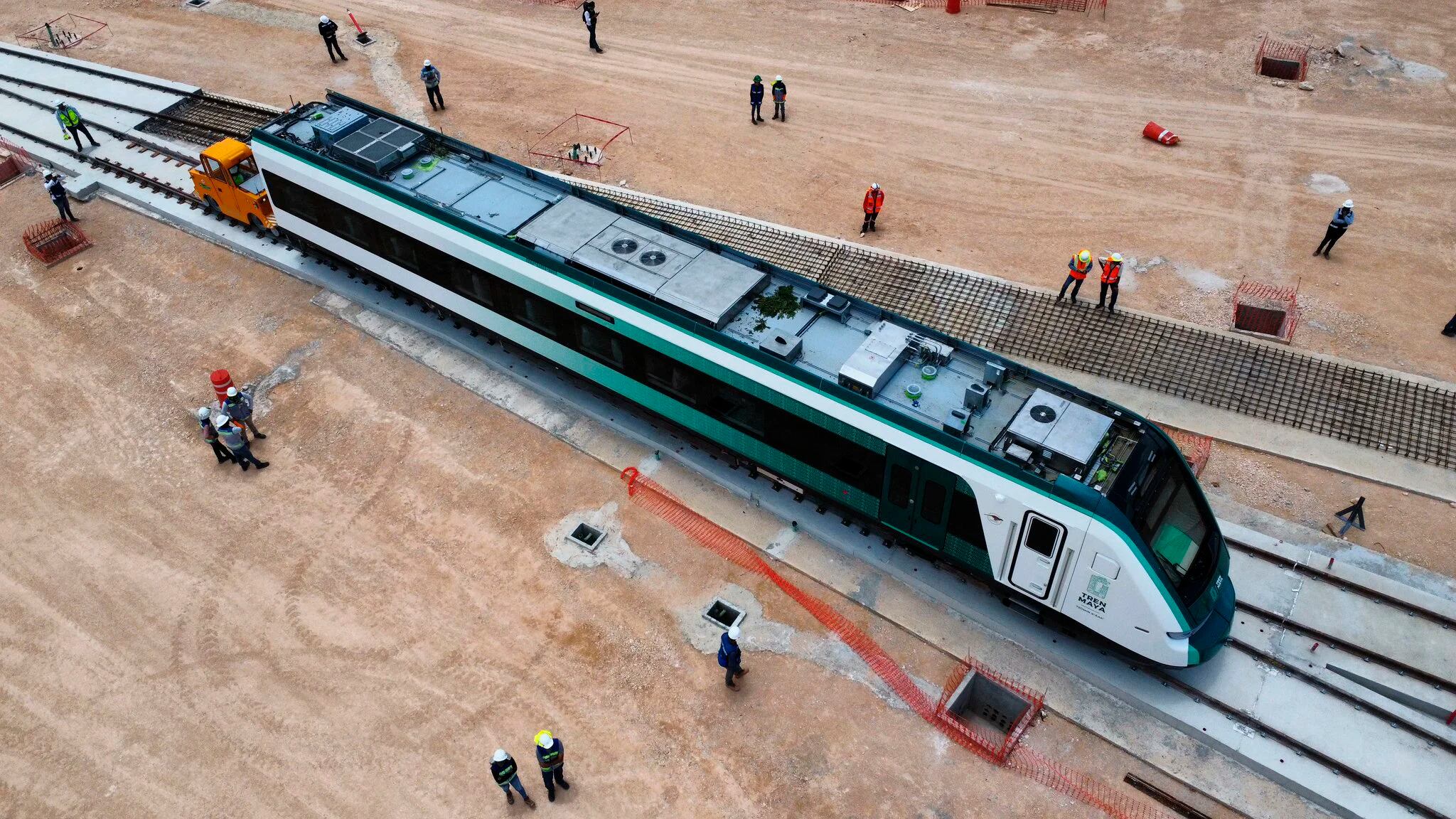 En total se construyeron 42 trenes que llevan plasmados la paleta de colores y texturas del arte regional. 
(Twitter @MaraLezama)