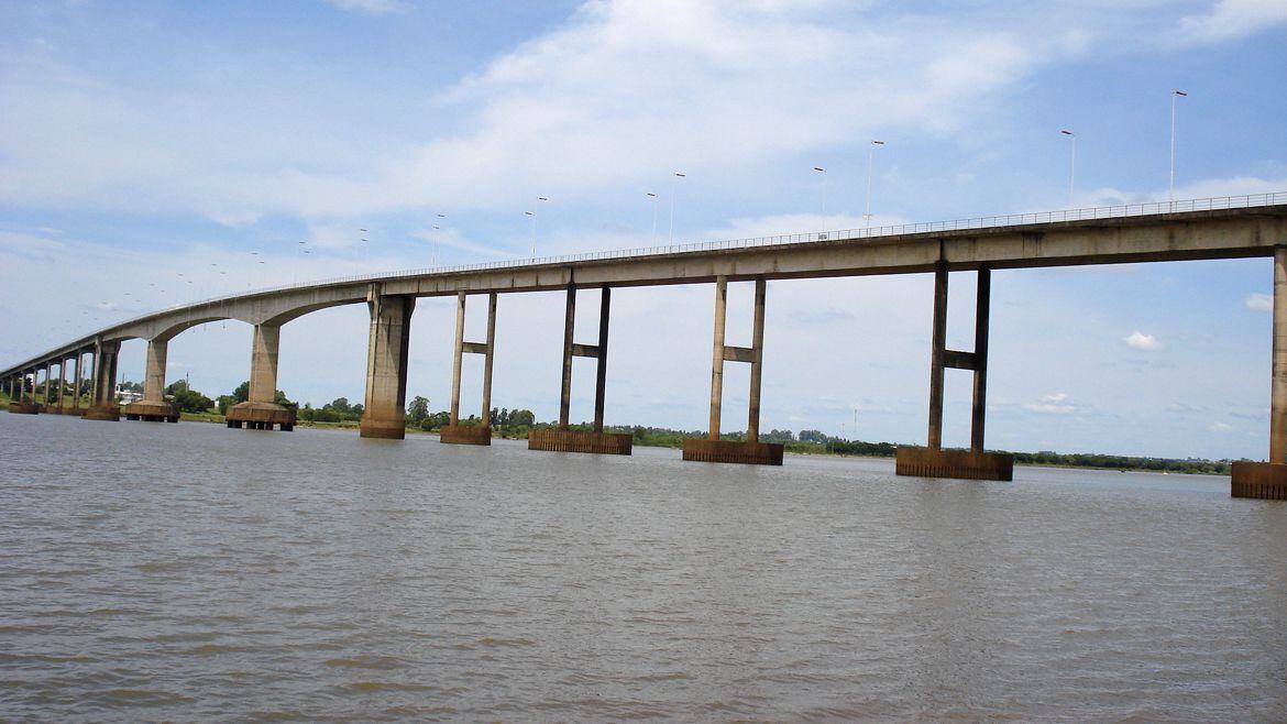  El puente que une Concordia con Salto