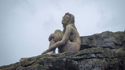La misteriosa escultura fue colocada en Playa Chica por Magrini en la madrugada del 5 de febrero