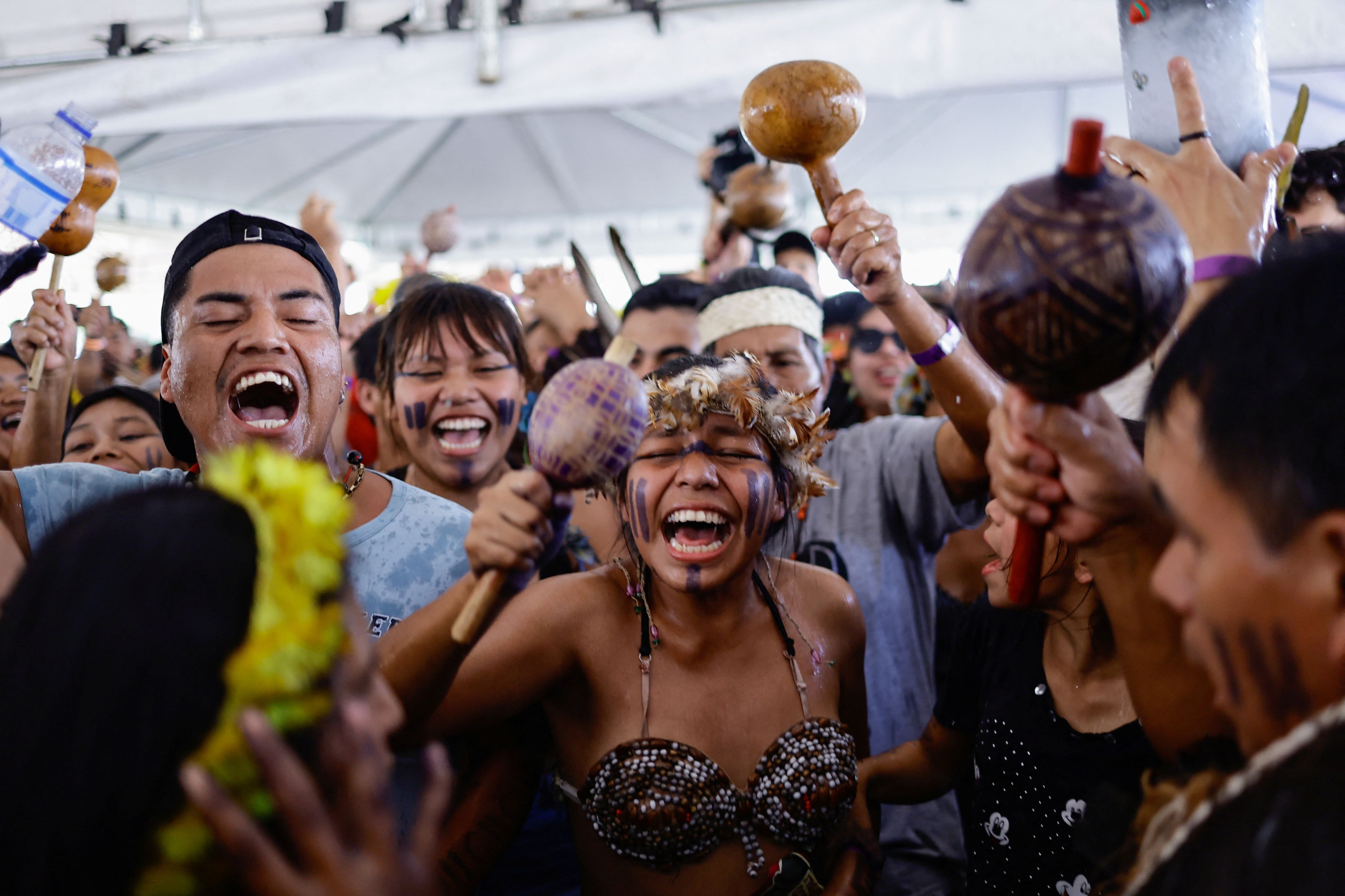 Indígenas Xokleng brasileños celebran después de que la mayoría del Tribunal Supremo de Brasil votara en contra de la denominada tesis jurídica del "Marco Temporal", en Brasilia (REUTERS/Ueslei Marcelino)